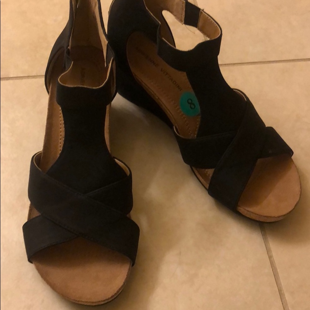 Low heel black sandals